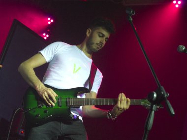 Genç çocuk gitarist