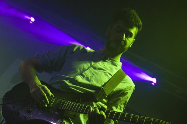 Genç çocuk gitarist