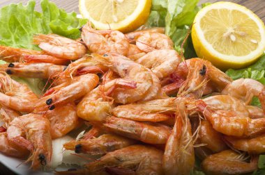 Grup taze çiğ karides 