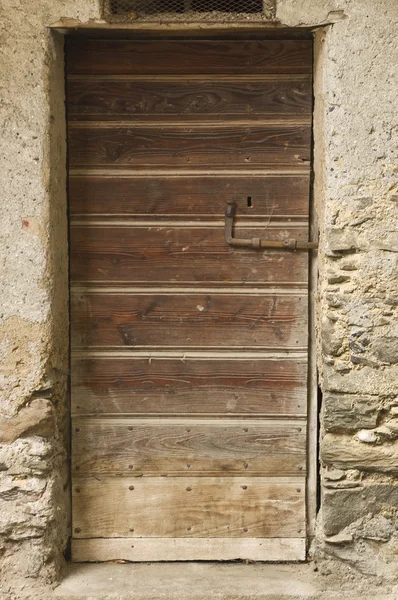 Puerta del granero de madera asegurada —  Fotos de Stock