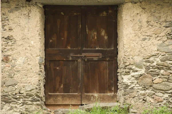 Porta del fienile di legno fissato — Foto Stock