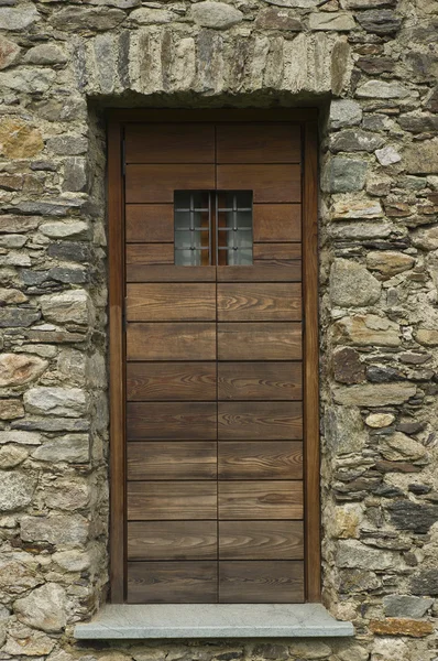 Puerta del granero de madera asegurada —  Fotos de Stock