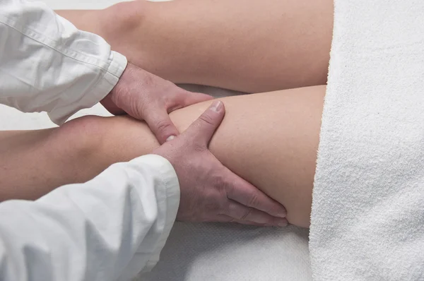 Physical therapist, massages — Stock Photo, Image