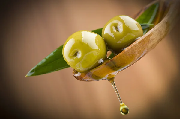 Оливки с капельным маслом — стоковое фото