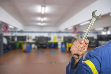 Atölye üzerinde çalışan