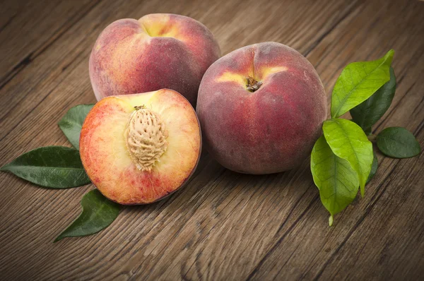 Fresh peach — Stock Photo, Image