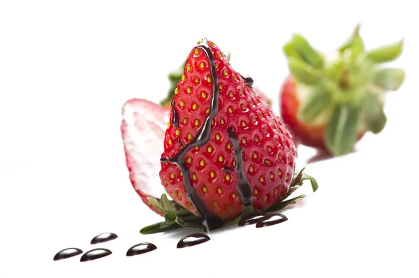 Erdbeere mit einem Tropfen Schokolade — Stockfoto
