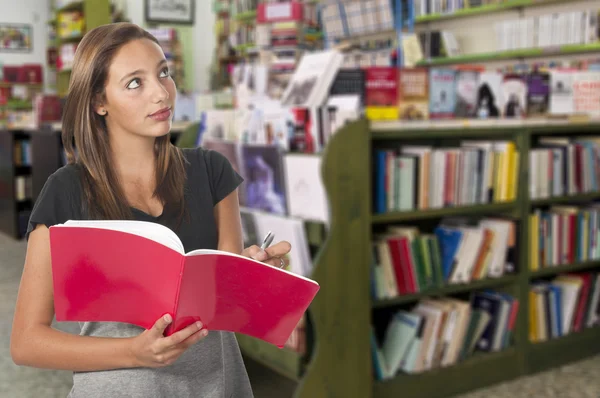 Mädchen in der Bibliothek — Stockfoto