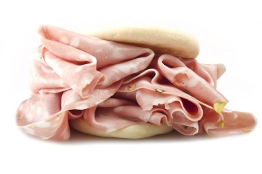 Haddelenmiş bologna dilimleri