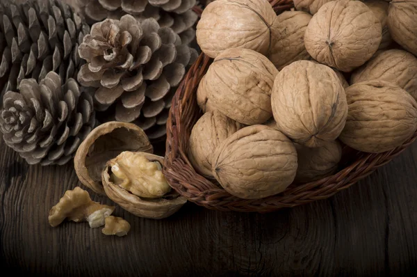 Ядра грецкого ореха и целые — стоковое фото