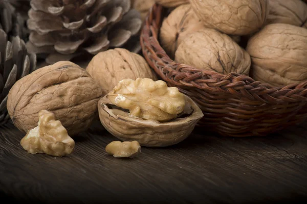 Walnut kernels en geheel — Stockfoto