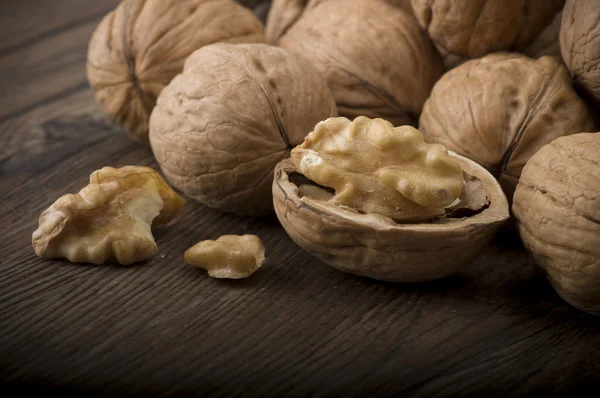 Walnut kernels and whole — Stock Photo, Image