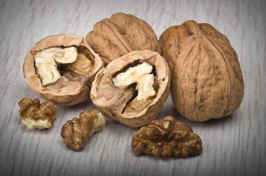 Ceviz taneleri ve bütün