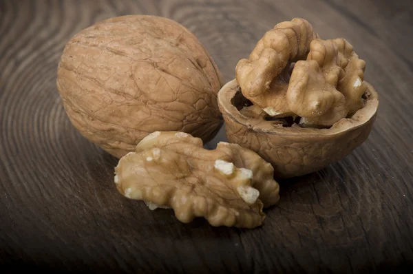 Walnut kernels and whole — Stock Photo, Image