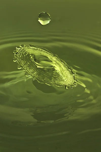 Spritzer grüner Wassertropfen — Stockfoto