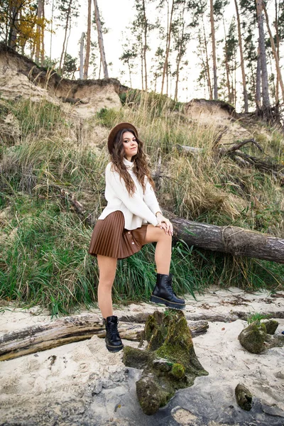 Jovem Menina Bonita Suéter Branco Saia Marrom Chapéu Marrom Estão — Fotografia de Stock