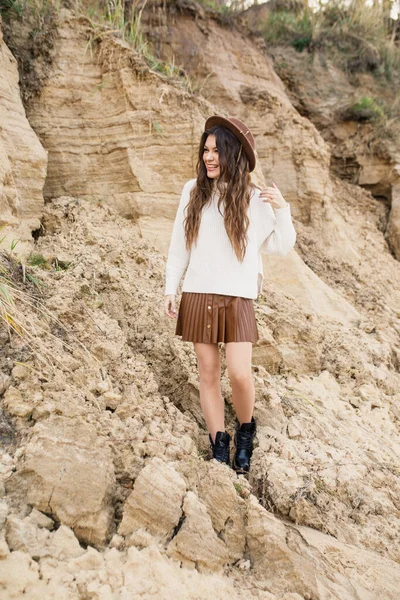 Junges Schönes Mädchen Weißem Pullover Braunem Rock Und Braunem Hut — Stockfoto