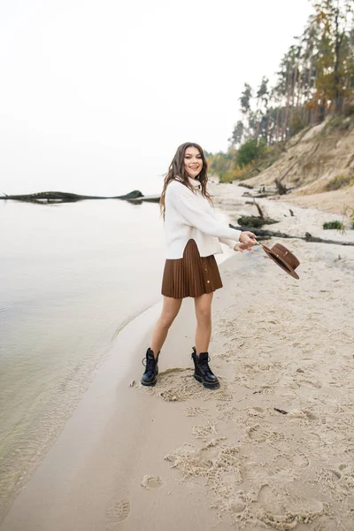 Jovem Menina Bonita Suéter Branco Saia Marrom Chapéu Marrom Estão — Fotografia de Stock