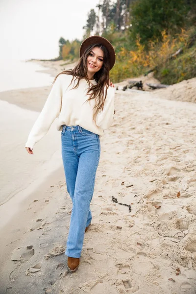 Jovem Menina Bonita Uma Camisola Branca Jeans Azul Chapéu Marrom — Fotografia de Stock