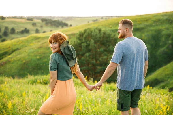 Jovem Casal Bonito Menina Ruiva Vestido Rosa Casaco Verde Homem — Fotografia de Stock