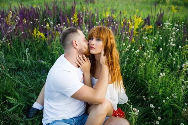 Joven Hermosa Pareja Pelirroja Chica Vestido Rosa Blanco Camiseta Hombre —  Fotos de Stock