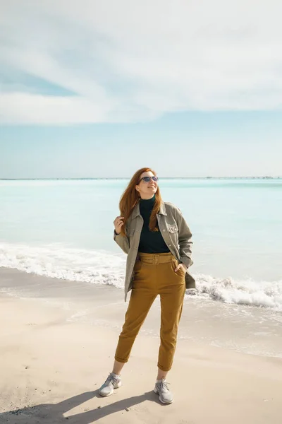 Joven Hermosa Pelirroja Chica Caminando Playa Cerca Del Océano — Foto de Stock