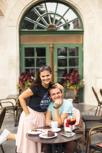 Young Beautiful Couple Travelers Sitting Table Cafe Old City Europe — Zdjęcie stockowe