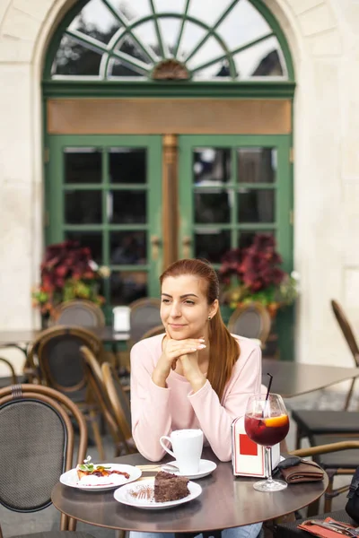 Young Beautiful Girl Sunglasses Drinks Cocktail Smiles Sunset Milan Italy — ストック写真