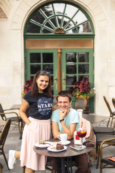 Young Beautiful Couple Travelers Sitting Table Cafe Old City Europe — 스톡 사진