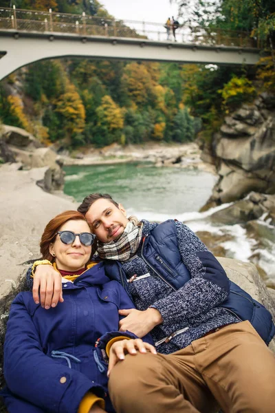 Young Beautiful Couple Travelers Take Photo Background River Forest — Foto Stock