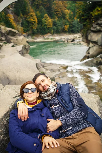 Young Beautiful Couple Travelers Take Photo Background River Forest —  Fotos de Stock