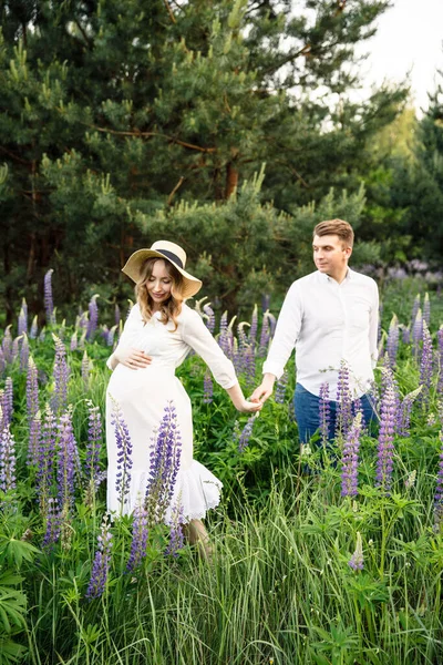 Young Beautiful Couple Girl Pregnant White Dress Hat Man White — Stockfoto