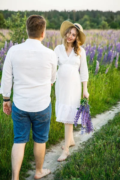 Young Beautiful Couple Girl Pregnant White Dress Hat Man White — Stock Photo, Image