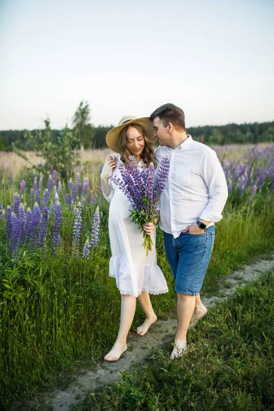 Young Beautiful Couple Girl Pregnant White Dress Hat Man White — Φωτογραφία Αρχείου