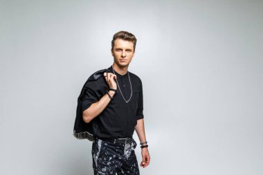 Beyaz arka planda siyah elbiseli vahşi bir adamın portresi.