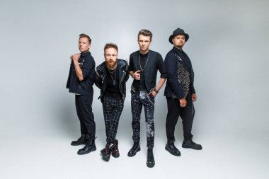 Beyaz arka planda siyah elbiseli adamların grup portresi