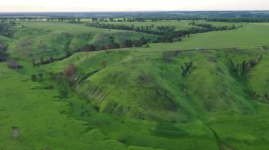 Yazın gün batımında yeşil kanyon ve tarlaların yukarıdan görünüşü