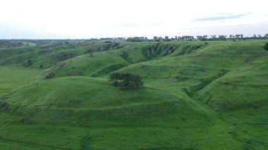 Yazın gün batımında yeşil kanyon ve tarlaların yukarıdan görünüşü