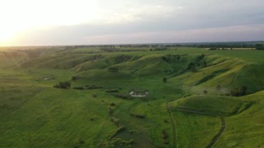 Yazın gün batımında yeşil kanyon ve tarlaların yukarıdan görünüşü