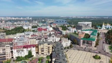 Kiev şehrinin hava manzarası, Sophia Meydanı, eski Sophia Katedrali, Dinyeper Nehri üzerindeki köprü.