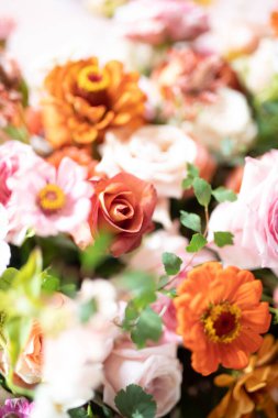 Düğün töreni çiçek düzenlemeleri ile süslenir.