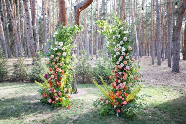 Düğün töreni çiçek düzenlemeleri ile süslenir.