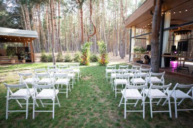 Düğün töreni çiçek düzenlemeleri ile süslenir.