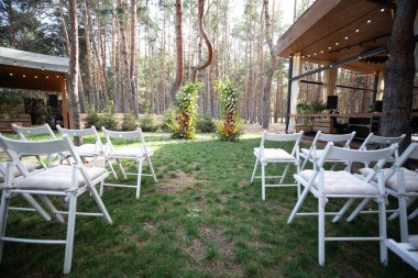 Düğün töreni çiçek düzenlemeleri ile süslenir.