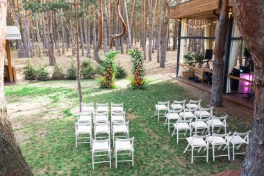 Düğün töreni çiçek düzenlemeleri ile süslenir.