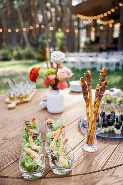 Atıştırmalıklar etkinlikte masanın üstünde.