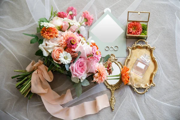 Detalles Boda Sobre Invitación Anillos Boda Ramo Flores Imagen de archivo