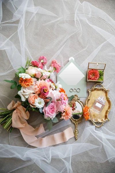 Detalles Boda Sobre Invitación Anillos Boda Ramo Flores Imágenes de stock libres de derechos