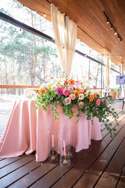 Mesa Banquete Está Decorado Con Platos Cubiertos Vasos Velas Arreglos Imagen de stock