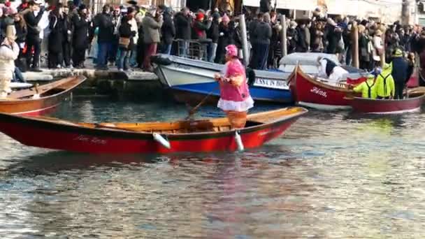 Карнавальная процессия на канале Каннареджо 24 января 2016 года в Венеции. 4 K — стоковое видео